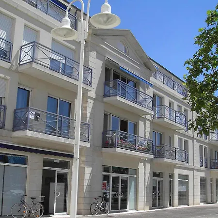 Welcoming In With Balcony *