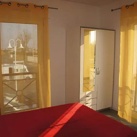 Apartment Welcoming In With Balcony *