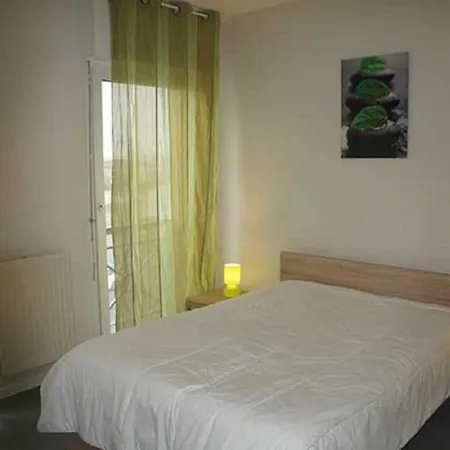 Apartment Welcoming In With Balcony